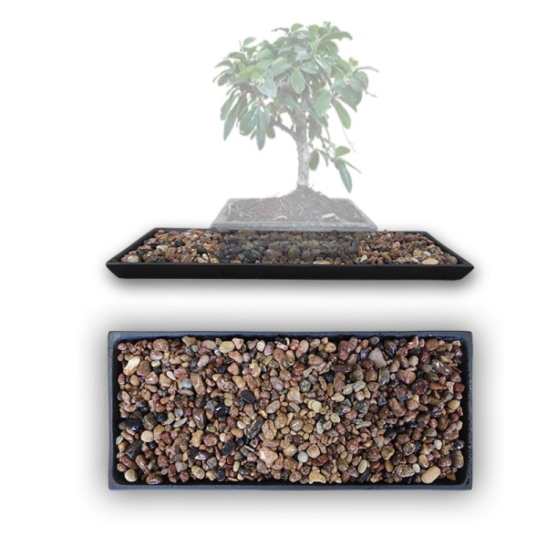 Melns metāla paliktnis ar akmentiņiem